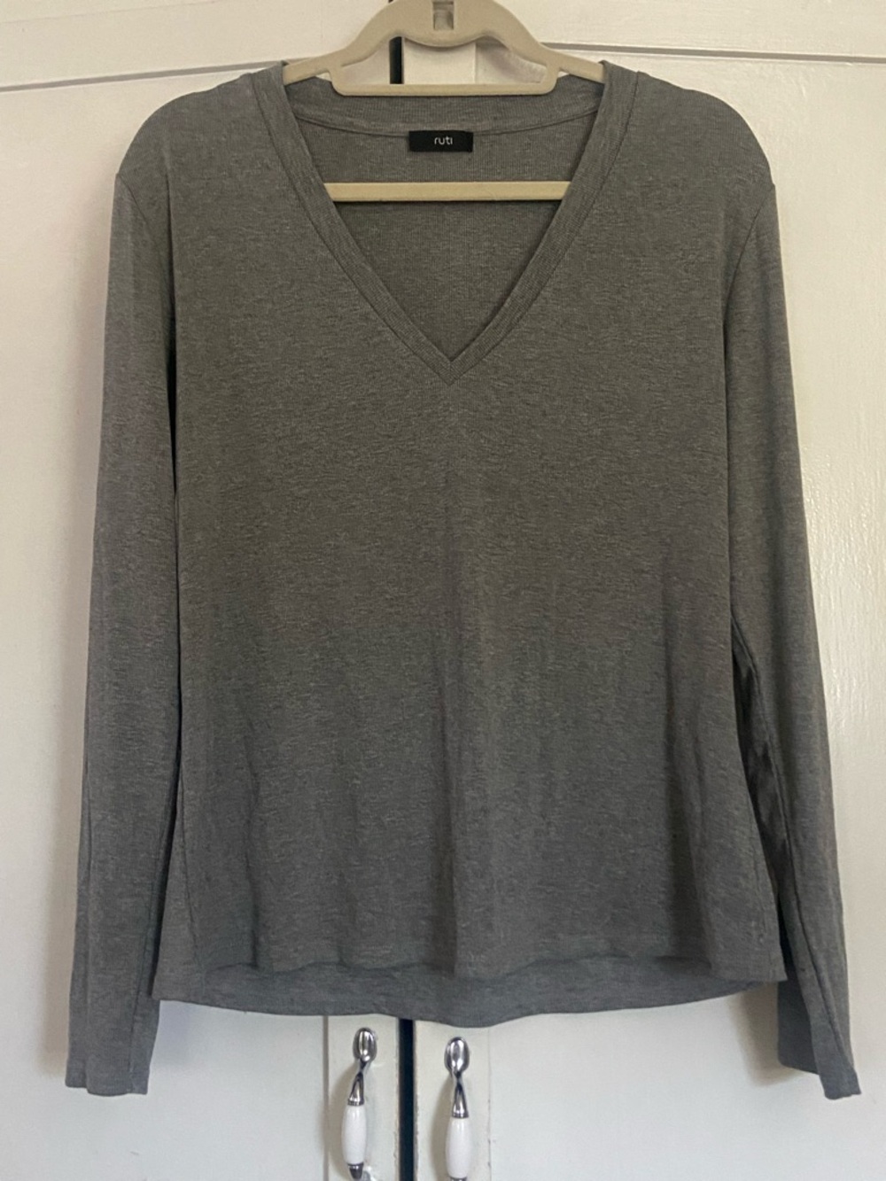 Ruti Women's Gray V-Neck Lightweight Long Sleeve Sweater